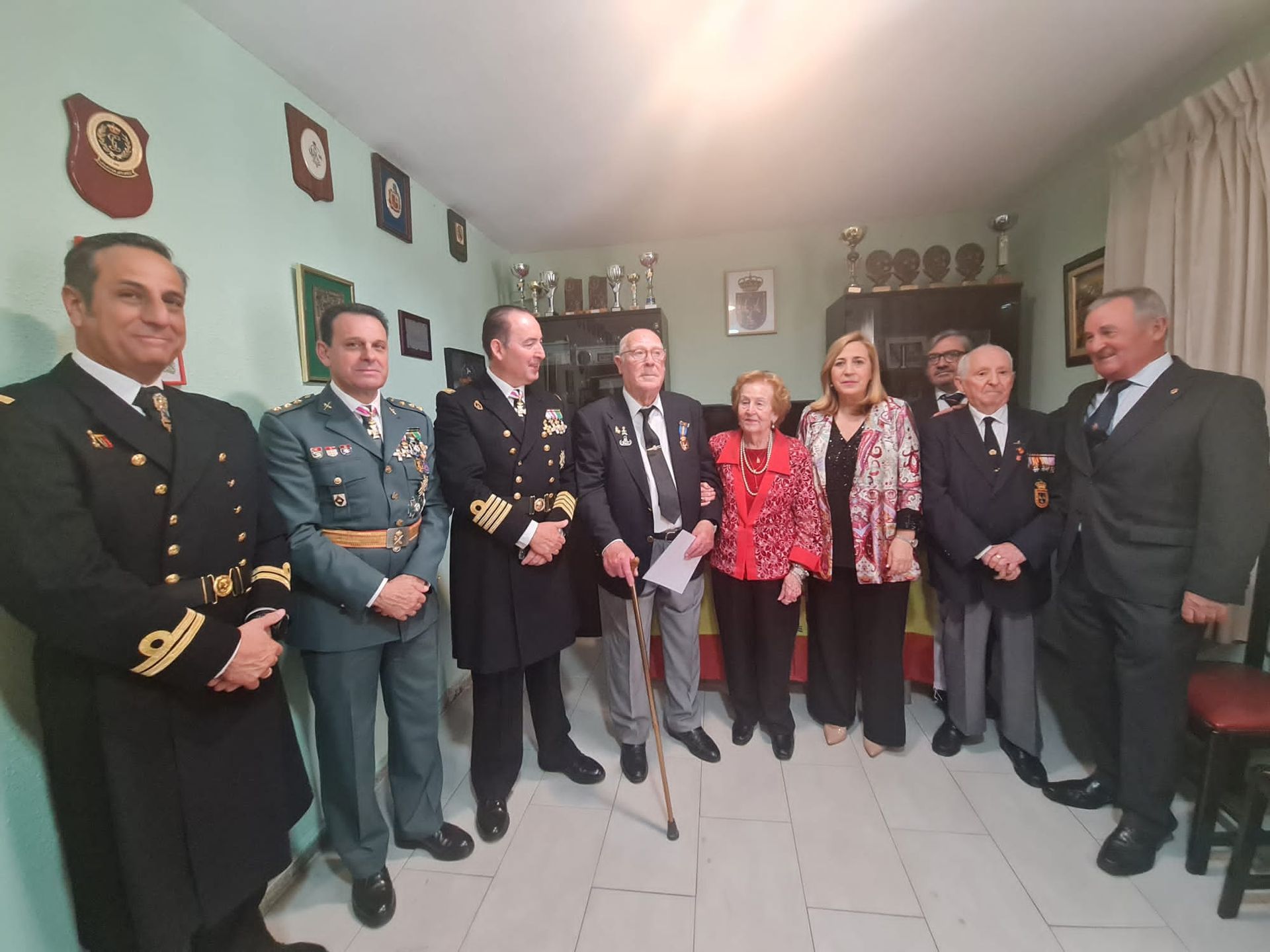 JUAN IVARS Condecorado Por La Real Hermandad De Veteranos De Las